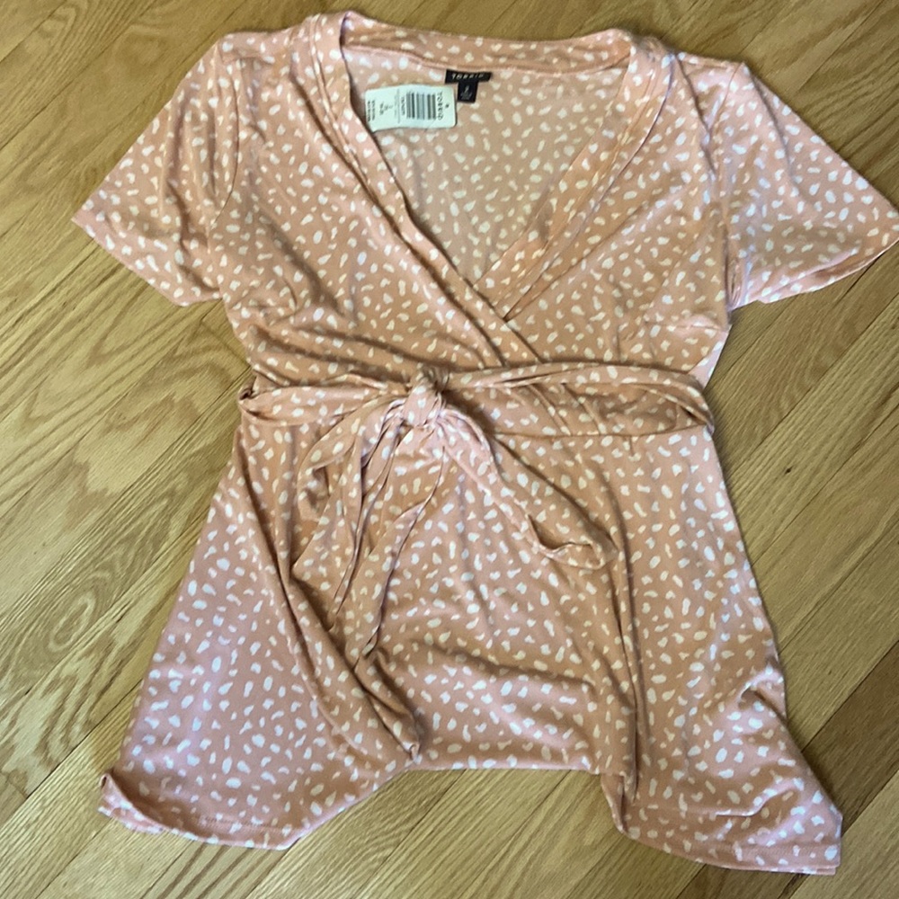 NWT Torrid Women’s Wrap Top w/ Tie Waist. Light Pink w/ White Detail. Sz. 2